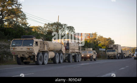 Der Konvoi der US-Armee transportiert Truppen und Lieferungen an die Grenze zwischen den USA und Mexiko auf Befehl von Donald Trump. Der Präsident entsandte Truppen an die Grenze, als Reaktion auf seine Wahrnehmung einer Gruppe von Flüchtlingen, die vor Gewalt und Armut in Zentralamerika flüchteten und versuchte, die relative Sicherheit der Vereinigten Staaten als Bedrohung der nationalen Sicherheit zu erreichen. Stockfoto