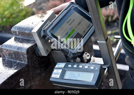 Kummersdorf, Deutschland. 30 Okt, 2018. Moderne Technologie wird verwendet, um die Stabilität der Steine auf dem Friedhof zu prüfen. Ein kraftmessgerät kann verwendet werden, um Stabilität Diagramme aufzeichnen. (Auf 'Rütteln Krieg und Beispiele: Grabsteinprüfer im Einsatz" vom 03.11.2018) Credit: Bernd Settnik/dpa-Zentralbild/dpa/Alamy leben Nachrichten Stockfoto