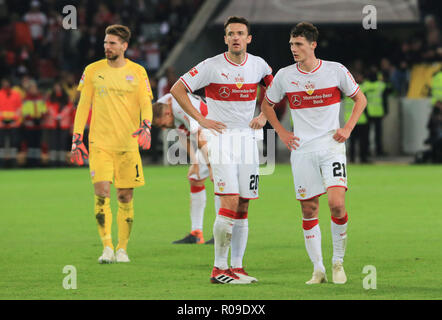 Stuttgart, Deutschland. 2 Nov, 2018. Der Stuttgarter Benjamin Pavard (R), Christian Gentner (C) und Torhüter Ron-Robert Zieler reagiert nach einem Deutschen Bundesliga Fußballspiel zwischen dem VfB Stuttgart und Eintracht Frankfurt, in Stuttgart, Deutschland, an November 2, 2018. Stuttgart verloren 0-3. Credit: Philippe Ruiz/Xinhua/Alamy leben Nachrichten Stockfoto