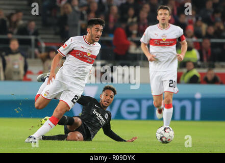 Stuttgart, Deutschland. 2 Nov, 2018. Der Stuttgarter Nicolas Gonzalez (L) bricht durch die Verteidigung der Frankfurter Jonathan De Guzman (Unten) während eines Deutschen Bundesliga Fußballspiel zwischen dem VfB Stuttgart und Eintracht Frankfurt, in Stuttgart, Deutschland, an November 2, 2018. Stuttgart verloren 0-3. Credit: Philippe Ruiz/Xinhua/Alamy leben Nachrichten Stockfoto