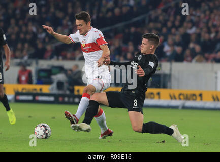 Stuttgart, Deutschland. 2 Nov, 2018. Der Stuttgarter Christian Gentner (L) Mias mit Frankfurt der Luka Jovic während eines Deutschen Bundesliga Fußballspiel zwischen dem VfB Stuttgart und Eintracht Frankfurt, in Stuttgart, Deutschland, an November 2, 2018. Stuttgart verloren 0-3. Credit: Philippe Ruiz/Xinhua/Alamy leben Nachrichten Stockfoto