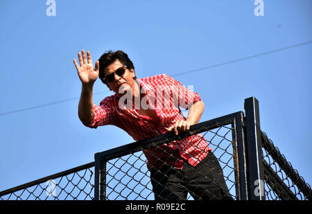 Mumbai, Indien. 2 Nov, 2018. Indischen Schauspieler Shahrukh Khan Wellen zu seinen Fans am 53. Geburtstag an Mannat, Bandrra in Mumbai. Credit: Azhar Khan/SOPA Images/ZUMA Draht/Alamy leben Nachrichten Stockfoto