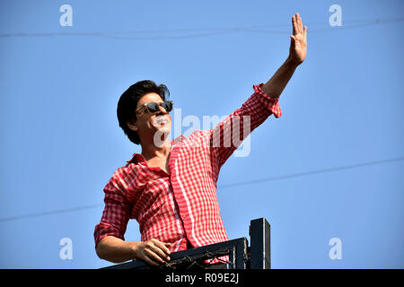 Mumbai, Indien. 2 Nov, 2018. Indischen Schauspieler Shahrukh Khan Wellen zu seinen Fans am 53. Geburtstag an Mannat, Bandrra in Mumbai. Credit: Azhar Khan/SOPA Images/ZUMA Draht/Alamy leben Nachrichten Stockfoto