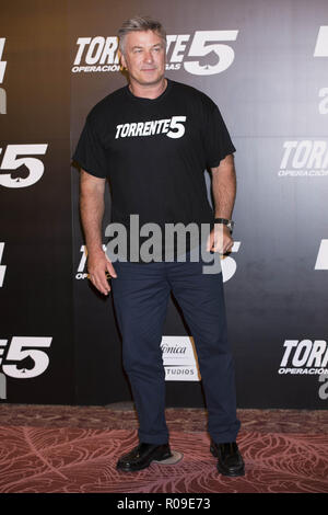 MADRID, Spanien - 30. SEPTEMBER: (L-R) Carlos Areces, Julian Lopez, Alec Baldwin, Santiago Segura, Angy, Fernando Esteso und Jesus Janeiro teilnehmen "Torrente 5, Operacion Eurovegas' Fotoshooting bei Casino Gran Madrid am 30. September 2014 in Madrid, Spanien Personen: Alec Baldwin Stockfoto