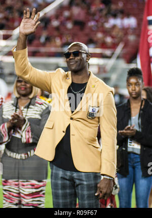 Kalifornien, USA. 1. November 2018. Terrell Owens Wellen zu der Menge nach Erhalt seine Hall of Fame Ring während der Hälfte der Zeit Zeremonie während der NFL Football Spiel zwischen den Oakland Raiders und den San Francisco 49ers 34-3 bei Levi Stadion Santa Clara, Calif. Thurman James/CSM-Kredit gewinnen: Cal Sport Media/Alamy leben Nachrichten Stockfoto