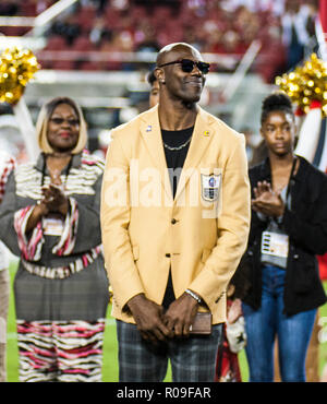 Kalifornien, USA. 1. November 2018. Terrell Owens erhielt seine Hall of Fame Ring während der Hälfte der Zeit Zeremonie während der NFL Football Spiel zwischen den Oakland Raiders und den San Francisco 49ers 34-3 bei Levi Stadion Santa Clara, Calif. Thurman James/CSM-Kredit gewinnen: Cal Sport Media/Alamy leben Nachrichten Stockfoto