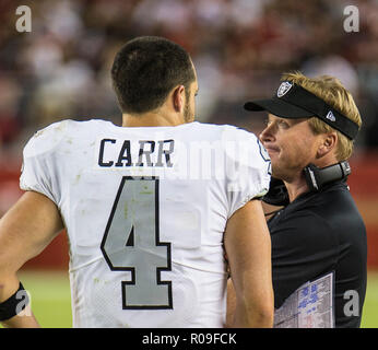 Kalifornien, USA. 1. November 2018. Oakland Head Coach Jon Gruden und David Carr diskutieren Räuber Handlung während des NFL Football Spiel zwischen den Oakland Raiders und den San Francisco 49ers 3-34 bei Levi Stadion Santa Clara, Calif. Thurman James/CSM Kreditkarte verloren: Cal Sport Media/Alamy leben Nachrichten Stockfoto