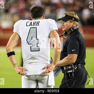 Kalifornien, USA. 1. November 2018. Oakland Head Coach Jon Gruden und David Carr diskutieren Räuber Handlung während des NFL Football Spiel zwischen den Oakland Raiders und den San Francisco 49ers 3-34 bei Levi Stadion Santa Clara, Calif. Thurman James/CSM Kreditkarte verloren: Cal Sport Media/Alamy leben Nachrichten Stockfoto