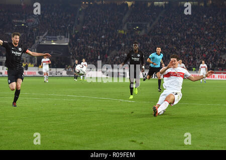 Goalchance Mario GOMEZ (VFB Stuttgart), Aktion, Schuß, Boxen Szene links: David ABRAHAM (Eintracht Frankfurt), Fußball 1. 1. Fussballbundesliga, 10. Spieltag, Spieltag 10, VFB Stuttgart (S) - Eintracht Frankfurt (F) 0-3, 02.11 .2018 in Stuttgart/Deutschland. MERCEDES BENZ ARENA. DFL BESTIMMUNGEN VERBIETEN DIE VERWENDUNG DER FOTOGRAFIE ALS BILD-SEQUENZEN UND/ODER QUASI-VIDEO. | Verwendung weltweit Stockfoto