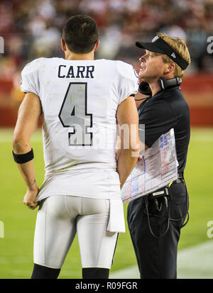 Kalifornien, USA. 1. November 2018. Oakland Head Coach Jon Gruden und David Carr diskutieren Räuber Handlung während des NFL Football Spiel zwischen den Oakland Raiders und den San Francisco 49ers 3-34 bei Levi Stadion Santa Clara, Calif. Thurman James/CSM Kreditkarte verloren: Cal Sport Media/Alamy leben Nachrichten Stockfoto