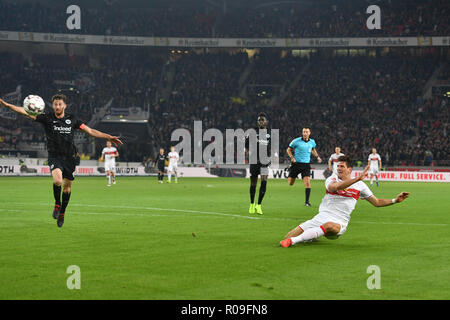 Goalchance Mario GOMEZ (VFB Stuttgart), Aktion, Schuß, Boxen Szene links: David ABRAHAM (Eintracht Frankfurt), Fußball 1. 1. Fussballbundesliga, 10. Spieltag, Spieltag 10, VFB Stuttgart (S) - Eintracht Frankfurt (F) 0-3, 02.11 .2018 in Stuttgart/Deutschland. MERCEDES BENZ ARENA. DFL BESTIMMUNGEN VERBIETEN DIE VERWENDUNG DER FOTOGRAFIE ALS BILD-SEQUENZEN UND/ODER QUASI-VIDEO. | Verwendung weltweit Stockfoto