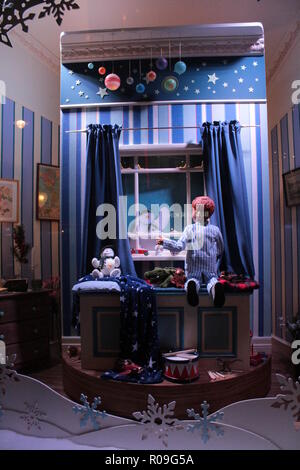 Newcastle, UK. 02 Nov, 2018. Fenwick's Christmas Fenster offenbart Der Schneemann von Raymond Briggs und Greggs store Reflexion' rückwärts Zeichen' auf der Northumberland Street. Quelle: David Whinham/Alamy leben Nachrichten Stockfoto