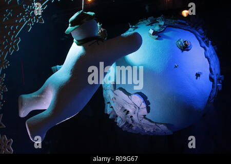 Newcastle, UK. 02 Nov, 2018. Fenwick's Christmas Fenster offenbart Der Schneemann von Raymond Briggs und Greggs store Reflexion' rückwärts Zeichen' auf der Northumberland Street. Quelle: David Whinham/Alamy leben Nachrichten Stockfoto