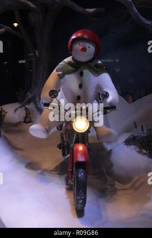 Newcastle, UK. 02 Nov, 2018. Fenwick's Christmas Fenster offenbart Der Schneemann von Raymond Briggs und Greggs store Reflexion' rückwärts Zeichen' auf der Northumberland Street. Quelle: David Whinham/Alamy leben Nachrichten Stockfoto