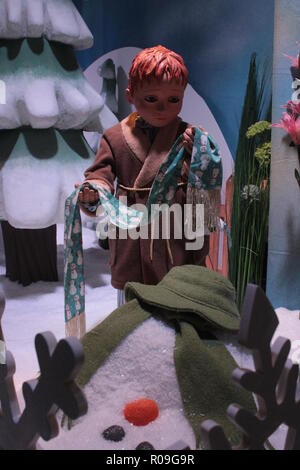 Newcastle, UK. 02 Nov, 2018. Fenwick's Christmas Fenster offenbart Der Schneemann von Raymond Briggs und Greggs store Reflexion' rückwärts Zeichen' auf der Northumberland Street. Quelle: David Whinham/Alamy leben Nachrichten Stockfoto