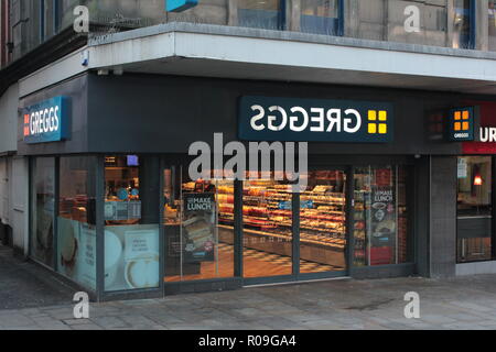 Newcastle, UK. 02 Nov, 2018. Fenwick's Christmas Fenster offenbart Der Schneemann von Raymond Briggs und Greggs store Reflexion' rückwärts Zeichen' auf der Northumberland Street. Quelle: David Whinham/Alamy leben Nachrichten Stockfoto