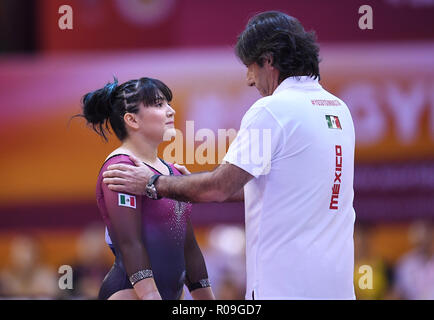 Doha, Katar. 02 Nov, 2018. Alexa Moreno (MEX) mit Coach am Springen. GES/Turnen/Gymnastik Weltmeisterschaften in Doha, Geraetfinale, 02.11.2018 - GES/Turnen/Gymnastik-WM: 02.11.2018 - | Verwendung der weltweiten Kredit: dpa/Alamy leben Nachrichten Stockfoto