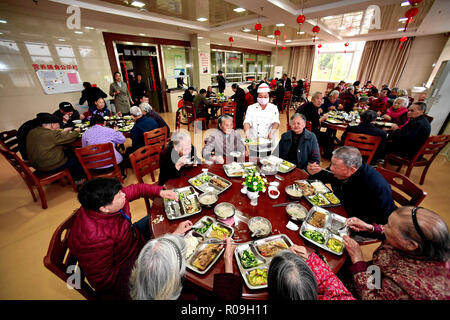 Wuyishan, der chinesischen Provinz Fujian. 1 Nov, 2018. Ältere Menschen haben das Abendessen im sozialen Zentrum in Fuzhou Stadt im Südosten der chinesischen Provinz Fujian, an November 1, 2018. In den letzten Jahren, Fuzhou hat die Unterstützung für die in den Berggebieten im Alter erforscht. Neben der Perfektionierung der Einrichtungen, rücksichtsvolle Dienstleistungen wurden auch eine gesunde Umwelt für ihre glücklichen Leben zu gewährleisten. Credit: Zhang Guojun/Xinhua/Alamy leben Nachrichten Stockfoto