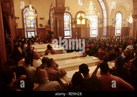 Al Minya, Ägypten. 03 Nov, 2018. Trauernde Schrei in der Prinz Tadros Kirche an die Särge von ihren Angehörigen. In der ägyptischen Provinz Al-Minja, südlich von Kairo, nicht identifizierte Personen in einem Bus mit koptischen Pilger abgefeuert, bei denen mehrere Menschen im Prozess. Credit: Mohamed Hakim/dpa/Alamy leben Nachrichten Stockfoto