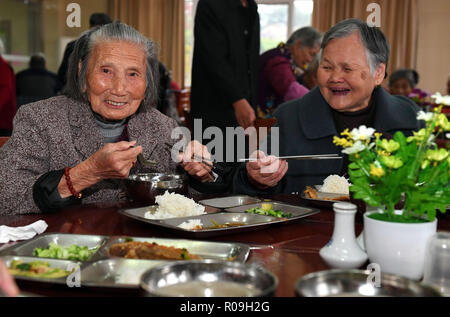 Wuyishan, der chinesischen Provinz Fujian. 1 Nov, 2018. Ältere Menschen haben das Abendessen im sozialen Zentrum in Fuzhou Stadt im Südosten der chinesischen Provinz Fujian, an November 1, 2018. In den letzten Jahren, Fuzhou hat die Unterstützung für die in den Berggebieten im Alter erforscht. Neben der Perfektionierung der Einrichtungen, rücksichtsvolle Dienstleistungen wurden auch eine gesunde Umwelt für ihre glücklichen Leben zu gewährleisten. Credit: Zhang Guojun/Xinhua/Alamy leben Nachrichten Stockfoto