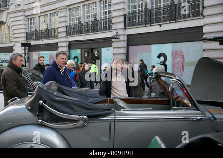 London, Großbritannien. 3. November, 2018. Große Massen nehmen an der jährlichen Regent Street Motor Show in London stattfindet. London nach Brighton Veteran Autos waren auf Anzeige, vor ihren Lauf nach Brighton morgen, zusammen mit Jaguare, Volkswagen Käfer und viele andere Modelle. Credit: Keith Larby/Alamy leben Nachrichten Stockfoto