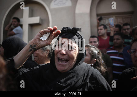 Neue Minya, Ägypten. 03 Nov, 2018. Eine Frau schreit Mit einer Trauerfeier. Nach dem Angriff auf einen Bus mit koptischen Christen in Ägypten, hunderte Menschen nahmen an der Beerdigung der Opfer am Samstag. Credit: gehad Hamdy/dpa/Alamy leben Nachrichten Stockfoto