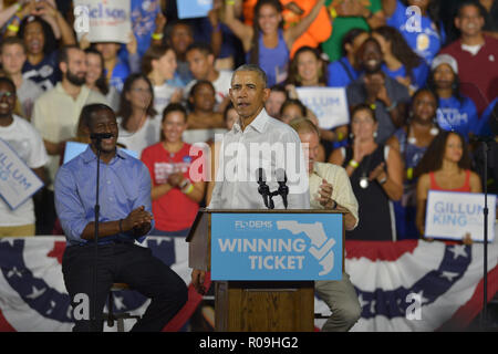 Miami, Florida, USA. 02 Nov, 2018. Der frühere US-Präsident Barack Obama spricht während einer Rallye zu Florida demokratische gubernatorial Anwärter Andrew Gillum und US-Senator Bill Nelson (D-FL) am Ice Palace Film Studios am 02 November, 2018 in Miami, Florida. Senator Nelson (D-FL) und Kandidat Andrew Gillum sind in engen Rennen gegen ihre republikanischen Gegner. Quelle: MPI 10/Media Punch/Alamy leben Nachrichten Stockfoto