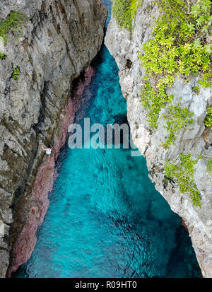 Alofi. 31 Okt, 2018. Foto am Okt. 31, 2018 zeigt eine Frau Rock in Matapa Chasm, Niue klettern. Niue, als zu "Rock", ist eine der größten Koralleninseln der Welt mit dramatischen Klippen, Grotten und Abgründe, voller Meeresleben sind. Besucher können Sie schnorcheln, tauchen, und Whale Watching Touren. Quelle: Guo Lei/Xinhua/Alamy leben Nachrichten Stockfoto