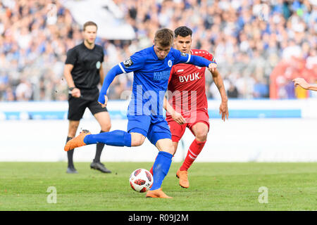 Marvin Pourie (KSC) in Duellen mit Dave Gnaase (Kickers Würzburg). GES/fussball/3. Liga: Karlsruher SC - Kickers Würzburg, 03.11.2018 - letztes Spiel in der alten Wildparkstadion. Fußball: 3. Liga: Karlsruhe vs Würzburg, Karlsruhe, November 3, 2018 | Verwendung weltweit Stockfoto