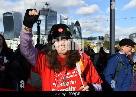 London, Großbritannien. 3. November, 2018. Proteste gegen Sadiq Khan hat verbindliche Stimmzettel in einigen Umständen vereinbart, aber es sollte keine Ausnahmen von Hunderten von Rat Mieter über London werden vor der Zerstörung ihrer Häuser und Gemeinschaften, ohne sagen. Die Rallye wird Menschen aus einigen der 80 Stände in der Stadt derzeit vor Abriss bringen, mit Aktivisten fordern Sichere Wohnungen für Alle außerhalb der Stadt Halle am 3. November 2018, London, UK. Bild Capital/Alamy leben Nachrichten Stockfoto