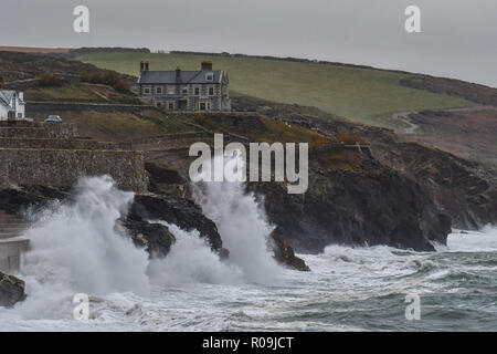 Camborne, Cornwall, England. 3. November, 2018. UK Wetter. Starke Winde und Wellen Teig die Küste bei porthleven als Sturm Oscar die UK Credit Hits: Simon Maycock/Alamy leben Nachrichten Stockfoto