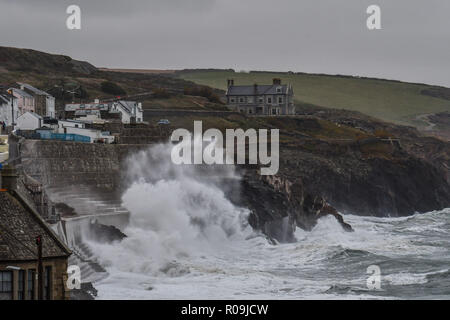 Camborne, Cornwall, England. 3. November, 2018. UK Wetter. Starke Winde und Wellen Teig die Küste bei porthleven als Sturm Oscar die UK Credit Hits: Simon Maycock/Alamy leben Nachrichten Stockfoto