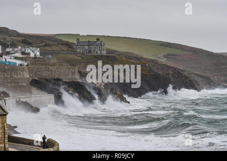 Camborne, Cornwall, England. 3. November, 2018. UK Wetter. Starke Winde und Wellen Teig die Küste bei porthleven als Sturm Oscar die UK Credit Hits: Simon Maycock/Alamy leben Nachrichten Stockfoto