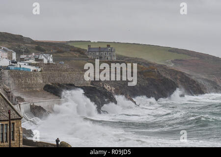 Camborne, Cornwall, England. 3. November, 2018. UK Wetter. Starke Winde und Wellen Teig die Küste bei porthleven als Sturm Oscar die UK Credit Hits: Simon Maycock/Alamy leben Nachrichten Stockfoto