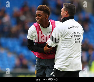 Cardiff City Stadium, Cardiff, UK. 3. November, 2018. EPL Premier League Fußball, Cardiff City gegen Leicester City; Demarai Grau von Leicester City lacht aus einem Fall während der Aufwärmphase Credit: Aktion plus Sport/Alamy leben Nachrichten Stockfoto