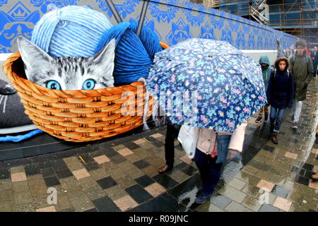 Glasgow, Schottland, Großbritannien. 3. November, 2018. UK Wetter Starke Winde und Duschen ein Wetter Warnung sah Feuerwerke als Einheimische und Touristen Kampf im Zentrum der Stadt abgesagt. Credit: Gerard Fähre / alamy Leben Nachrichten Stockfoto