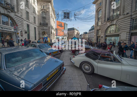 Regent Street, London, UK. 3. November 2018. Der Illinois Route 66 Regent Street Motor Show öffnet sich in London's Premier Shopping Street, West End für den Tag Fußgängerzone mit einer Vielzahl von historischen, klassischen und legendären Autos - einschließlich der Oldtimer, die sich an der jährlichen London nach Brighton Auto laufen am 4. November. Der Jaguar Drivers Club Feiern zum 70. Jahrestag des XK 120 und Mk V Limousine Modelle. Credit: Malcolm Park/Alamy Leben Nachrichten. Stockfoto