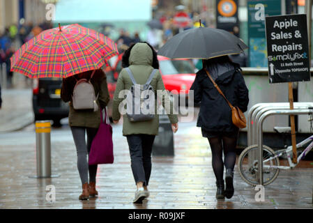 Glasgow, Schottland, Großbritannien. 3. November, 2018. UK Wetter Starke Winde und Duschen ein Wetter Warnung sah Feuerwerke als Einheimische und Touristen Kampf im Zentrum der Stadt abgesagt. Credit: Gerard Fähre / alamy Leben Nachrichten Stockfoto