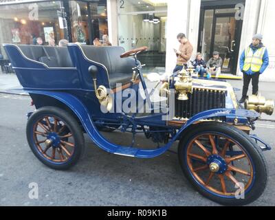 London, Großbritannien. 03 Nov, 2018. Tausende besuchen Motor Show auf der Regent Street, London, UK Credit: NASTJA M/Alamy leben Nachrichten Stockfoto