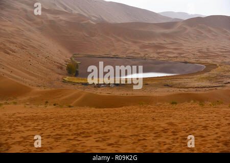 Araxan. Okt, 2018 18. Foto am Okt. 18, 2018 zeigt die See in Badain Jaran Wüste, der drittgrößte Chinas Wüste, im Norden Chinas Innere Mongolei Autonome Region berücksichtigt. Credit: Li Renhu/Xinhua/Alamy leben Nachrichten Stockfoto