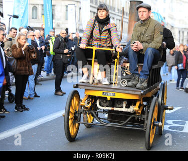 Regent Street, London, UK. 3. November, 2018. Eine frühe Transportfahrzeug mit Dampf angetrieben durch die Regent Street. Zuschauer und Fans genießen die vielen Veteran, klassische und moderne Autos bis auf die Fußgängerzone der Regent Street gesäumt und Umgebung im Zentrum von London, wie die Regent Street Classic Motor Show unterwegs erhält. Es zeigt 125 Jahre Autofahren in sieben verschiedenen Zonen. Credit: Imageplotter Nachrichten und Sport/Alamy leben Nachrichten Stockfoto