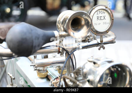 Regent Street, London, UK. 3. November, 2018. Auf einem Rex bike 1904 Detail. Zuschauer und Fans genießen die vielen Veteran, klassische und moderne Autos bis auf die Fußgängerzone der Regent Street gesäumt und Umgebung im Zentrum von London, wie die Regent Street Classic Motor Show unterwegs erhält. Es zeigt 125 Jahre Autofahren in sieben verschiedenen Zonen. Credit: Imageplotter Nachrichten und Sport/Alamy leben Nachrichten Stockfoto