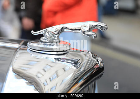 Regent Street, London, UK. 3. November, 2018. Detailansicht der Jaguar Figürchen auf einer Motorhaube. Zuschauer und Fans genießen die vielen Veteran, klassische und moderne Autos bis auf die Fußgängerzone der Regent Street gesäumt und Umgebung im Zentrum von London, wie die Regent Street Classic Motor Show unterwegs erhält. Es zeigt 125 Jahre Autofahren in sieben verschiedenen Zonen. Credit: Imageplotter Nachrichten und Sport/Alamy leben Nachrichten Stockfoto