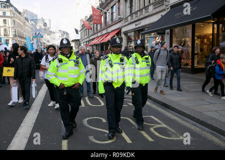 London, Großbritannien. 3. November, 2018. Große Massen nehmen an der jährlichen Regent Street Motor Show in London stattfindet. London nach Brighton Veteran Autos waren auf Anzeige, vor ihren Lauf nach Brighton morgen, zusammen mit Jaguare, Volkswagen Käfer und viele andere Modelle. Credit: Keith Larby/Alamy leben Nachrichten Stockfoto