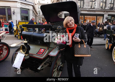 Westminster, London, W1, UK. 3. November, 2018. Dame zufrieden mit ihrem Auto und ihr Blumen an der Illinois Route 66 gesponsert, Regent Street Motor Show, Westminster, London, UK Credit: Motofoto/Alamy leben Nachrichten Stockfoto