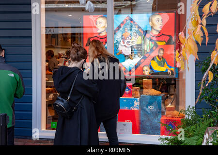 Bicester Village, 3. November 2018. Wetter kalt und trocken für Käufer, einige erhalten in der Früh für Weihnachten in Bicester Village Outlet Shopping Center in der Nähe von Bicester in Oxfordshire, England. Die meisten Geschäfte sind in der Luxus- und Designermode. Credit: Keith J Smith./Alamy leben Nachrichten Stockfoto