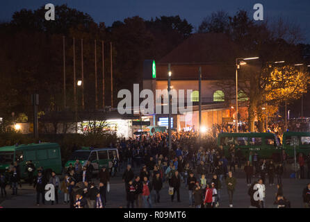 Berlin, Deutschland. 03 Nov, 2018. Fußball, Bundesliga, 10. Spieltag, Hertha BSC Berlin-RB Leipzig im Olympischen Stadion: Zuschauer kommen von der S-Bahnstation Olympiastadion zum Stadion. Credit: Annegret Hilse/dpa/Alamy leben Nachrichten Stockfoto