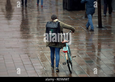 Glasgow, Schottland, Großbritannien. 3. November, 2018. UK Wetter Starke Winde und Duschen ein Wetter Warnung sah Feuerwerke als Einheimische und Touristen Kampf im Zentrum der Stadt abgesagt. Credit: Gerard Fähre / alamy Leben Nachrichten Stockfoto