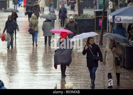 Glasgow, Schottland, Großbritannien. 3. November, 2018. UK Wetter Starke Winde und Duschen ein Wetter Warnung sah Feuerwerke als Einheimische und Touristen Kampf im Zentrum der Stadt abgesagt. Credit: Gerard Fähre / alamy Leben Nachrichten Stockfoto