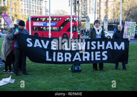 London, Großbritannien. 3. November, 2018. Aktivisten gegen die Kürzungen zu Bibliotheken, Museen und kulturelle Dienste an einer nationalen Demonstration der Fertigung in Parliament Square von Unison organisiert mit der Unterstützung von PCS und Vereinen. Credit: Mark Kerrison/Alamy leben Nachrichten Stockfoto